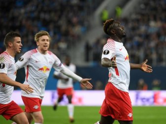 Leipzigs Jean-Kévin Augustin (r) hat zum 1:0 getroffen und wird von Emil Forsberg und Diego Demme (l) gefeiert. Foto: Hendrik Schmidt Leipzigs Jean-Kévin Augustin (r) hat zum 1:0 getroffen und wird von Emil Forsberg und Diego Demme (l) gefeiert. Foto: Hendrik Schmidt