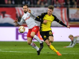 Andreas Ulmer vom FC Salzburg (l) und BVB-Spieler Lukasz Piszczek im Zweikampf um den Ball. Foto: Matthias Balk Andreas Ulmer vom FC Salzburg (l) und BVB-Spieler Lukasz Piszczek im Zweikampf um den Ball. Foto: Matthias Balk