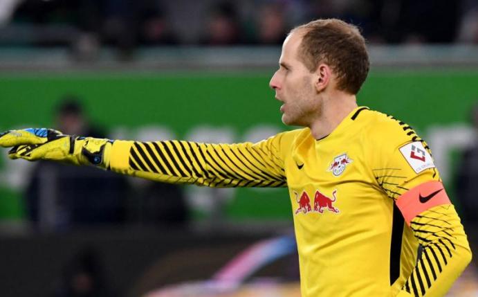 Leipzigs Keeper Peter Gulacsi will einen Sieg der Bayern verhindern. Foto: Peter Steffen