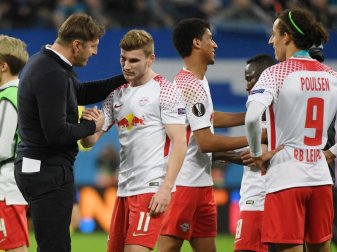 RB-Leipzig Trainer Ralph Hasenhüttl bedankte sich bei seinen Spielern. Foto: Hendrik Schmidt RB-Leipzig Trainer Ralph Hasenhüttl bedankte sich bei seinen Spielern. Foto: Hendrik Schmidt