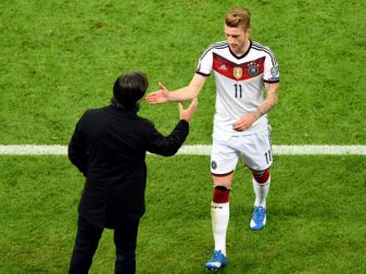 Bundestrainer Joachim Löw muss erneut auf Marco Reus (r) verzichten. Foto: Hendrik Schmidt Bundestrainer Joachim Löw muss erneut auf Marco Reus (r) verzichten. Foto: Hendrik Schmidt