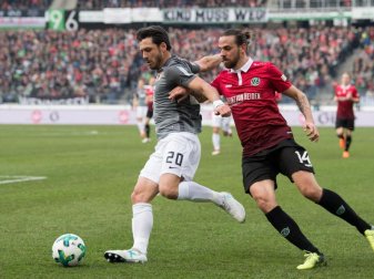 Hannover 96 muss in Dortmund auf Martin Harnik (r) verzichten. Foto: Swen Pförtner