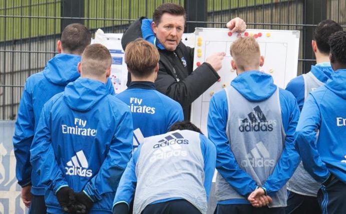 Der HSV setzt im Abstiegskampf auf Impulse des neuen Trainers Christian Titz (M.). Foto: Daniel Reinhardt