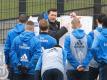 Der HSV setzt im Abstiegskampf auf Impulse des neuen Trainers Christian Titz (M.). Foto: Daniel Reinhardt