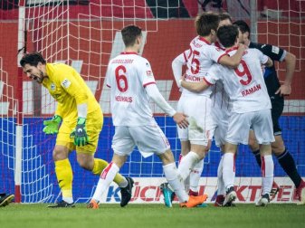 Die Düsseldorfer Profis jubeln über das Tor zum 4:2 - Bielefeld-Keeper Stefan Ortega ärgert sich. Foto: Marcel Kusch Die Düsseldorfer Profis jubeln über das Tor zum 4:2 - Bielefeld-Keeper Stefan Ortega ärgert sich. Foto: Marcel Kusch