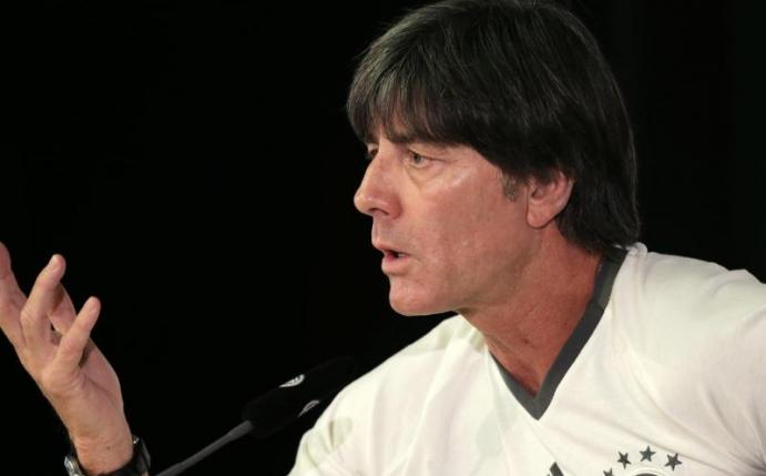Hat bei vielen Bundesliga-Clubs taktische Mängel ausgemacht: Bundestrainer Joachim Löw. Foto: Christian Charisius
