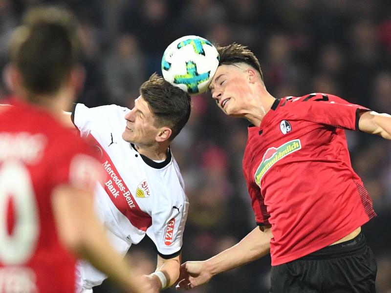 Kopf an Kopf: VfB-Torschütze Mario Gomez (l) beim Luftduell mit dem Freiburger Robin Koch. Foto: Patrick Seeger