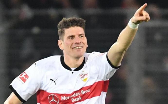 Mario Gomez erzielte beide Treffer für den VfB Stuttgart in Freiburg. Foto: Patrick Seeger