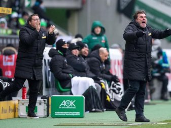 Max Eberl (l) hat sich für seine Aktion entschuldigt. Foto: Marius Becker