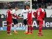 Nach der Niederlage bei Eintracht Frankfurt gratulieren die Mainzer den Siegern. Foto: Hasan Bratic
