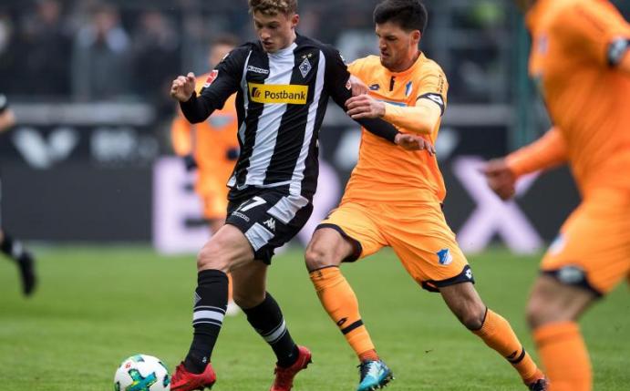 Gladbachs Mickael Cuisance (l) und Hoffenheims Florian Grillitsch kämpfen um den Ball. Dreimal hat Gladbach einen Rückstand wettgemacht. Foto: Marius Becker