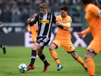 Gladbachs Mickael Cuisance (l) und Hoffenheims Florian Grillitsch kämpfen um den Ball. Dreimal hat Gladbach einen Rückstand wettgemacht. Foto: Marius Becker Gladbachs Mickael Cuisance (l) und Hoffenheims Florian Grillitsch kämpfen um den Ball. Dreimal hat Gladbach einen Rückstand wettgemacht. Foto: Marius Becker