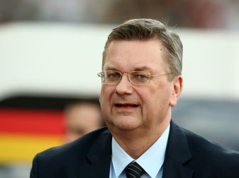 Reinhard Grindel lobt Mertesacker für seine Aussagen Reinhard Grindel lobt Mertesacker für seine Aussagen