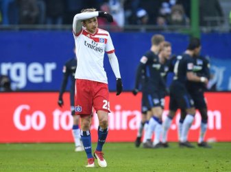 Matti Steinmann vom Hamburger SV reagiert auf den Führungstreffer durch die im Hintergrund jubelden Hertha-Spieler. Foto: Daniel Reinhardt Matti Steinmann vom Hamburger SV reagiert auf den Führungstreffer durch die im Hintergrund jubelden Hertha-Spieler. Foto: Daniel Reinhardt