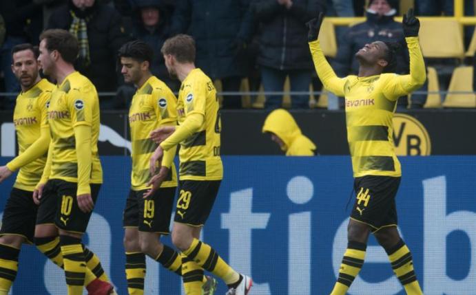 Dortmunds Michy Batshuayi (r) jubelt mit dem Team über seinen Treffer zum 1:0. Foto: Bernd Thissen