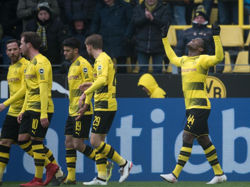 Dortmunds Michy Batshuayi (r) jubelt mit dem Team über seinen Treffer zum 1:0. Foto: Bernd Thissen