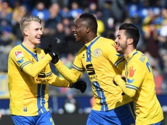 Braunschweigs Suleiman Abdullahi (M) bejubelt seinen Treffer zum 3:0 gegen den MSV Duisburg mit Maximilian Sauer (l) und Salim Khelifi. Foto: Peter Steffen Braunschweigs Suleiman Abdullahi (M) bejubelt seinen Treffer zum 3:0 gegen den MSV Duisburg mit Maximilian Sauer (l) und Salim Khelifi. Foto: Peter Steffen