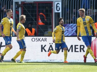 Erleichterter Jubel: Braunschweig siegt knapp mit 3:2