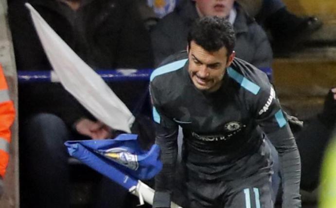 Chelseas Pedro jubelt nach seinem 2:1 mit der Eckfahne. Foto: Frank Augstein/AP