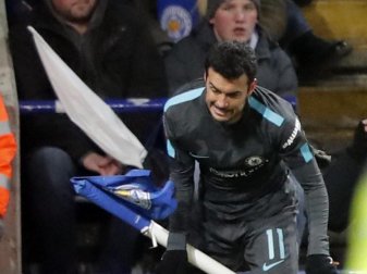 Chelseas Pedro jubelt nach seinem 2:1 mit der Eckfahne. Foto: Frank Augstein/AP Chelseas Pedro jubelt nach seinem 2:1 mit der Eckfahne. Foto: Frank Augstein/AP