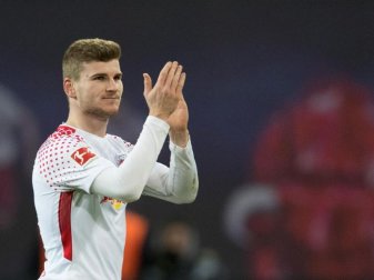 Leipzigs Timo Werner verabschiedet sich bei seiner Auswechslung von den Zuschauern. Foto: Soeren Stache Leipzigs Timo Werner verabschiedet sich bei seiner Auswechslung von den Zuschauern. Foto: Soeren Stache
