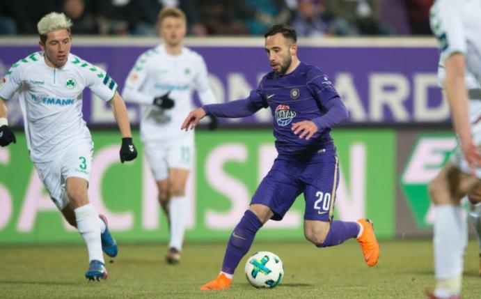 Aues Calogero Rizzuto (M) sieht sich gleich von mehreren Fürther Spieler umgeben. Foto: Sebastian Kahnert