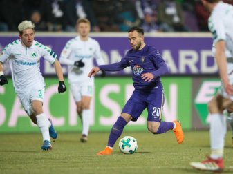 Aues Calogero Rizzuto (M) sieht sich gleich von mehreren Fürther Spieler umgeben. Foto: Sebastian Kahnert Aues Calogero Rizzuto (M) sieht sich gleich von mehreren Fürther Spieler umgeben. Foto: Sebastian Kahnert