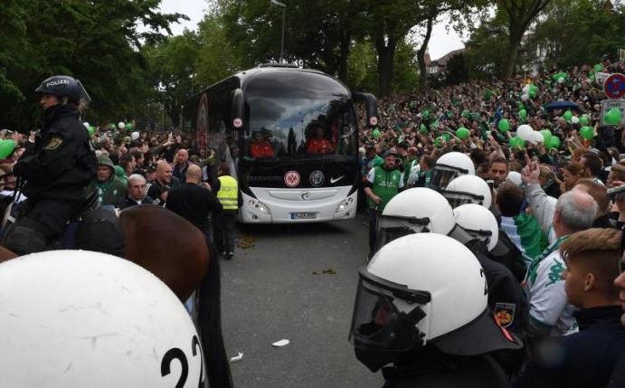 Polizisten regeln in Bremen die Durchfahrt des Mannschaftsbusses eines Gästeteams. Foto: Carmen Jaspersen