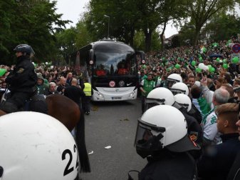 Polizisten regeln in Bremen die Durchfahrt des Mannschaftsbusses eines Gästeteams. Foto: Carmen Jaspersen Polizisten regeln in Bremen die Durchfahrt des Mannschaftsbusses eines Gästeteams. Foto: Carmen Jaspersen