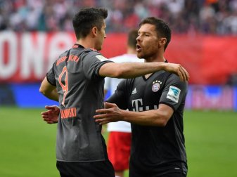 Xabi Alonso (r) rät Robert Lewandowski zum Verbleib beim FC Bayern. Foto: Hendrik Schmidt Xabi Alonso (r) rät Robert Lewandowski zum Verbleib beim FC Bayern. Foto: Hendrik Schmidt