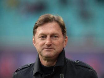 Seine vorzeitige Vertragsverlängerung bei RB Leipzig ist weiter offen: Trainer Ralph Hasenhüttl. Foto: Soeren Stache Seine vorzeitige Vertragsverlängerung bei RB Leipzig ist weiter offen: Trainer Ralph Hasenhüttl. Foto: Soeren Stache