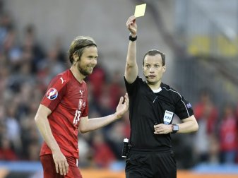 William Collum (r.) leitet die DFB-Partie gegen Spanien William Collum (r.) leitet die DFB-Partie gegen Spanien