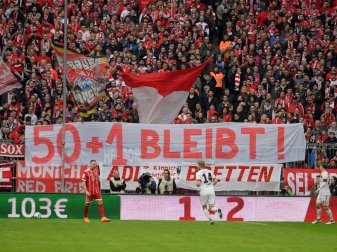 50+1-Befürworter haben eine Petition übergeben