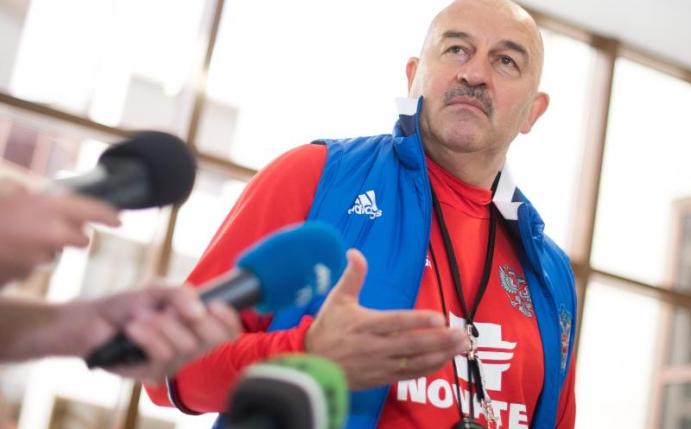 Trifft mit WM-Gastgeber Russland auf Rekordweltmeister Brasilien: Trainer Stanislaw Tschertschessow. Foto: Marius Becker