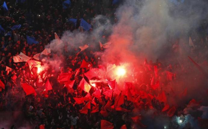 PSG-Fans zünden zu Spielbeginn in Paris bengalisches Feuer. Foto: Christophe Ena/AP