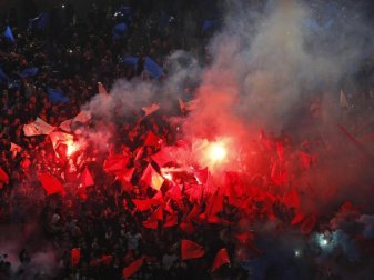 PSG-Fans zünden zu Spielbeginn in Paris bengalisches Feuer. Foto: Christophe Ena/AP PSG-Fans zünden zu Spielbeginn in Paris bengalisches Feuer. Foto: Christophe Ena/AP