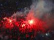 PSG-Fans zünden zu Spielbeginn in Paris bengalisches Feuer. Foto: Christophe Ena/AP