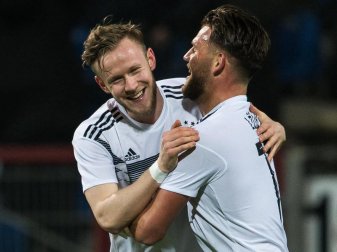 Cedric Teuchert (l) und Torschütze Eduard Löwen jubeln nach dem Treffer zum 1:0 gegen Israel. Foto: Swen Pförtner
