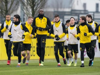 Usain Bolt (4.v.l.) bei einer Laufeinheit mit Spielern von Borussia Dortmund. Foto: Guido Kirchner