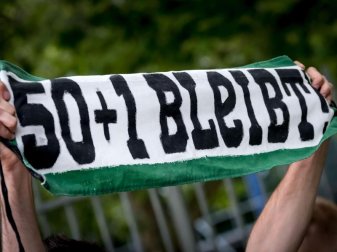 Fans von Hannover 96 protestieren für die 50+1-Regel vor dem Stadion des Fußball-Bundesligisten. Foto: Peter Steffen