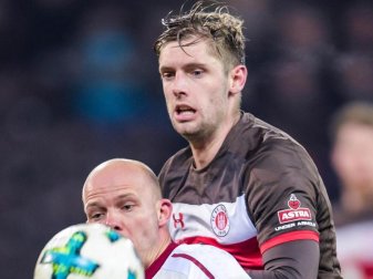 Abwehrspieler Lasse Sobiech (r) wird seinen Vertrag beim FC St. Pauli nicht verlängern. Foto: Axel Heimken Abwehrspieler Lasse Sobiech (r) wird seinen Vertrag beim FC St. Pauli nicht verlängern. Foto: Axel Heimken
