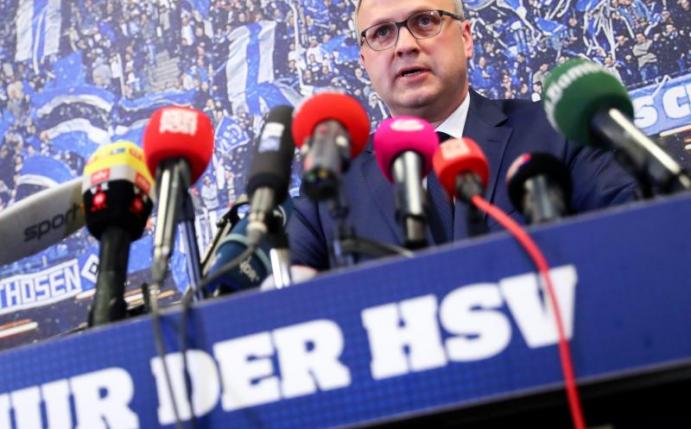 HSV-Vorstandschef Frank Wettstein will trotz Vorbehalten an Kurzzeitberater Thomas von Heesen festhalten. Foto: Christian Charisius