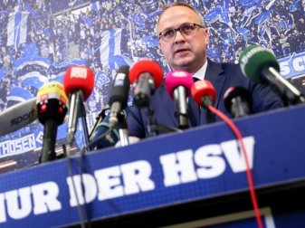 HSV-Vorstandschef Frank Wettstein will trotz Vorbehalten an Kurzzeitberater Thomas von Heesen festhalten. Foto: Christian Charisius HSV-Vorstandschef Frank Wettstein will trotz Vorbehalten an Kurzzeitberater Thomas von Heesen festhalten. Foto: Christian Charisius