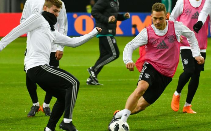 Joshua Kimmich (r.) wurde vor der Partie ausgezeichnet