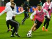 Joshua Kimmich (r.) wurde vor der Partie ausgezeichnet