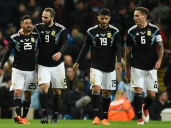 Argentinien bejubelt Lanzinis (l.) Treffer zum 2:0 Argentinien bejubelt Lanzinis (l.) Treffer zum 2:0