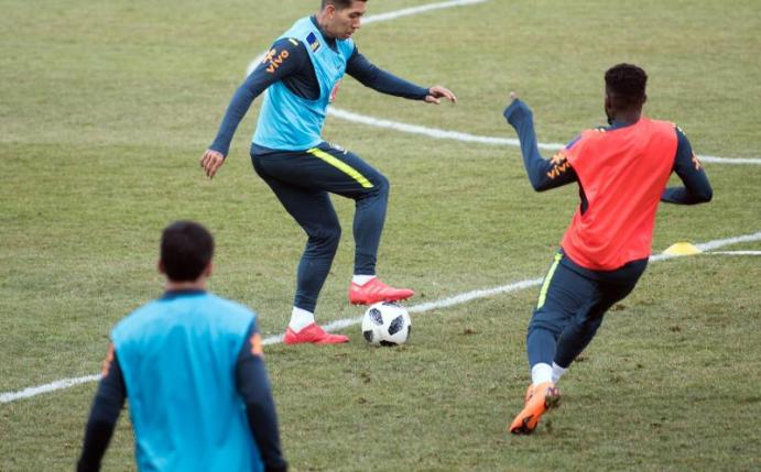 Roberto Firmino (M) beim Training mit Brasiliens Nationalmannschaft im Stadion An der Alten Försterei. Foto: Soeren Stache