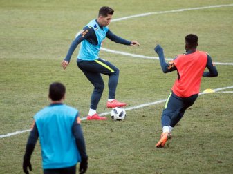 Roberto Firmino (M) beim Training mit Brasiliens Nationalmannschaft im Stadion An der Alten Försterei. Foto: Soeren Stache Roberto Firmino (M) beim Training mit Brasiliens Nationalmannschaft im Stadion An der Alten Försterei. Foto: Soeren Stache