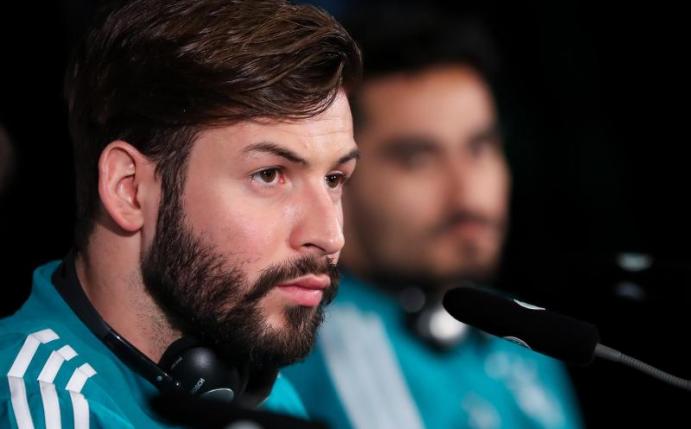 Hertha-Profi Marvin Plattenhardt (l) darf in Berlin gegen Brasilien spielen. Foto: Christian Charisius