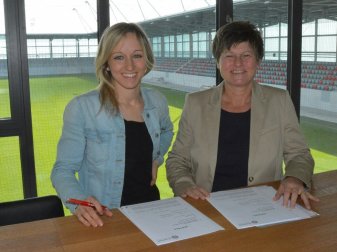 Kathrin Hendrich unterzeichnet beim FC Bayern München Kathrin Hendrich unterzeichnet beim FC Bayern München